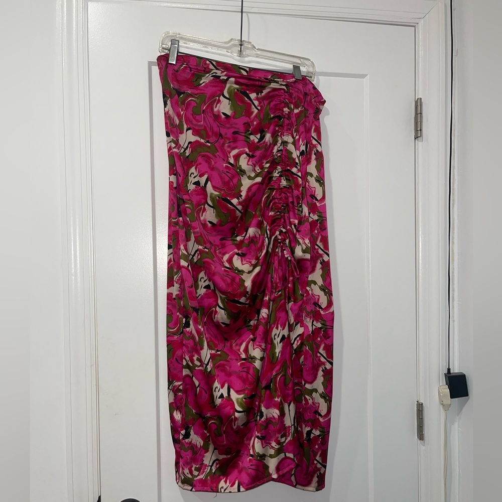 Satin maxi printed skirt scrunched on the side ￼